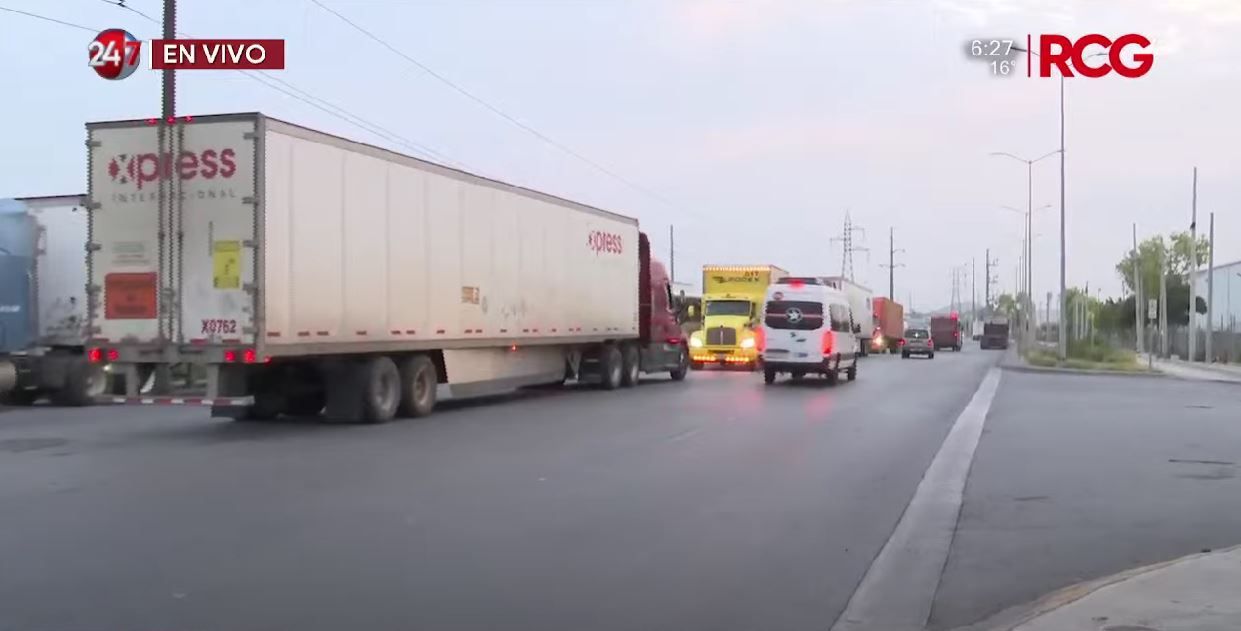 Saltillo: Tráileres invaden 3 carriles del bulevar Isidro López