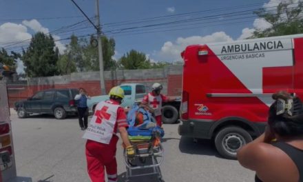 Joven sufre descarga eléctrica mientras daba mantenimiento en un negocio de la colonia Lucio Blanco