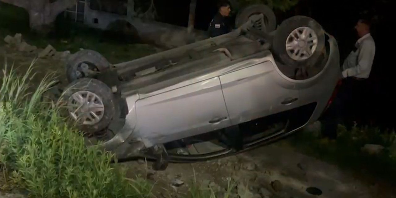 Joven provoca aparatosa volcadura en la calzada Antonio Narro