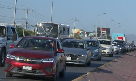 La carretera Saltillo Monterrey con gran congestionamiento vehicular por accidentes