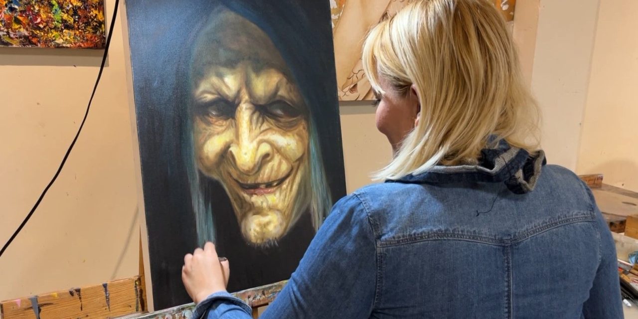 Ella es Liliana Quilantal; la mujer que conecta la magia a través de la pintura