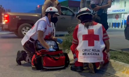 Motociclista choca contra vehículo y termina detenido en Saltillo