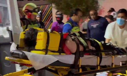 Joven repartidor sufre aparatoso accidente en motocicleta al sur de Saltillo