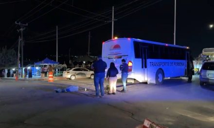Mujer de la tercera edad muere atropellada por un camión de transporte en Arteaga