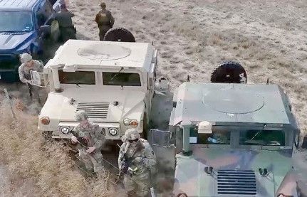Soldados vigilan la frontera con México en Texas