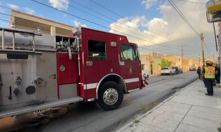 Rescatan a hombre de voraz incendio en vivienda del centro de Saltillo