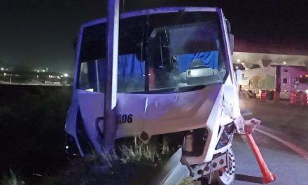 Roba camión de personal y lo estrella contra la caseta en Ramos Arizpe