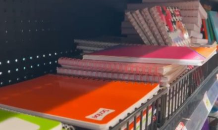 Se alistan en Arteaga para entrega de útiles escolares a estudiantes