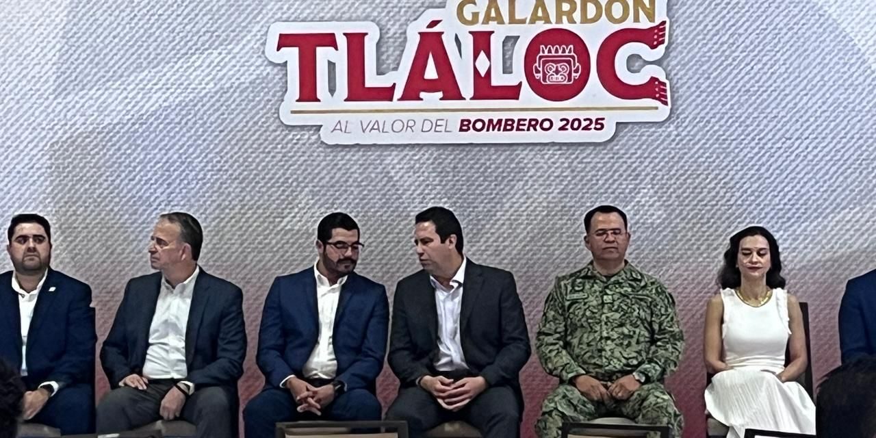 Entregan galardón Tláloc al valor de los bomberos en Saltillo