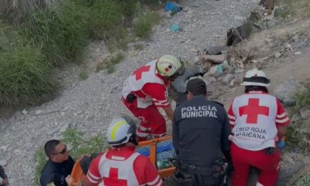Paramédicos rescatan a hombre que se encontraba al interior de un arroyo en Saltillo