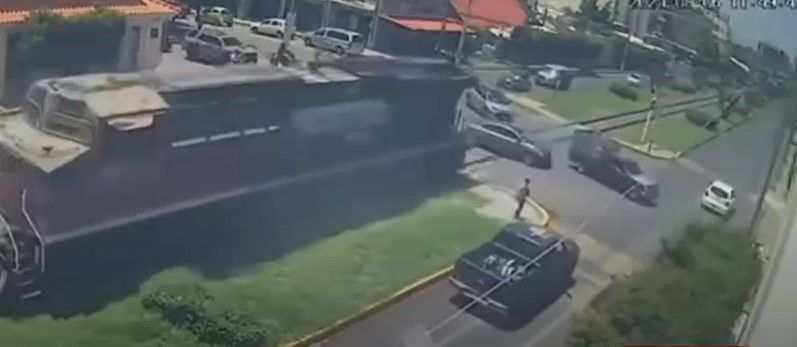 Así fue el impactante momento en que una locomotora embistió autos en Irapuato y dejó 6 muertos