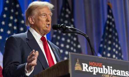 Trump impone aranceles  del 25% a la India por compra de petróleo ruso