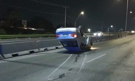 Saltillo: Velocidad lo condujo a volcar, resultó ileso y quedó detenido