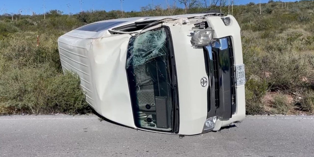 Volcadura de transporte de personal en el camino a General Cepeda; no se reportan heridos