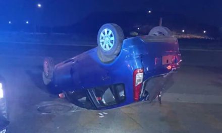 Saltillo: Volcadura le quitó el sueño, destrozó su auto por dormitar