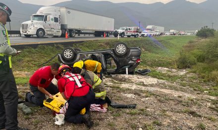 Último momento: Volcadura de camioneta en la Saltillo–Monterrey moviliza a cuerpos de emergencia