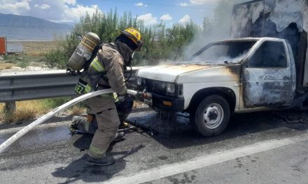 Voraz incendio consume vehículo tras choque en la Saltillo-Monterrey