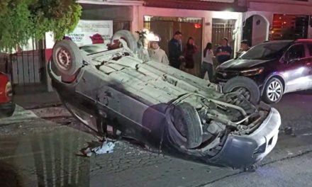 Hombre iba a dejar a su pareja a casa pero termina volcado y la deja abandonada en Oceanía