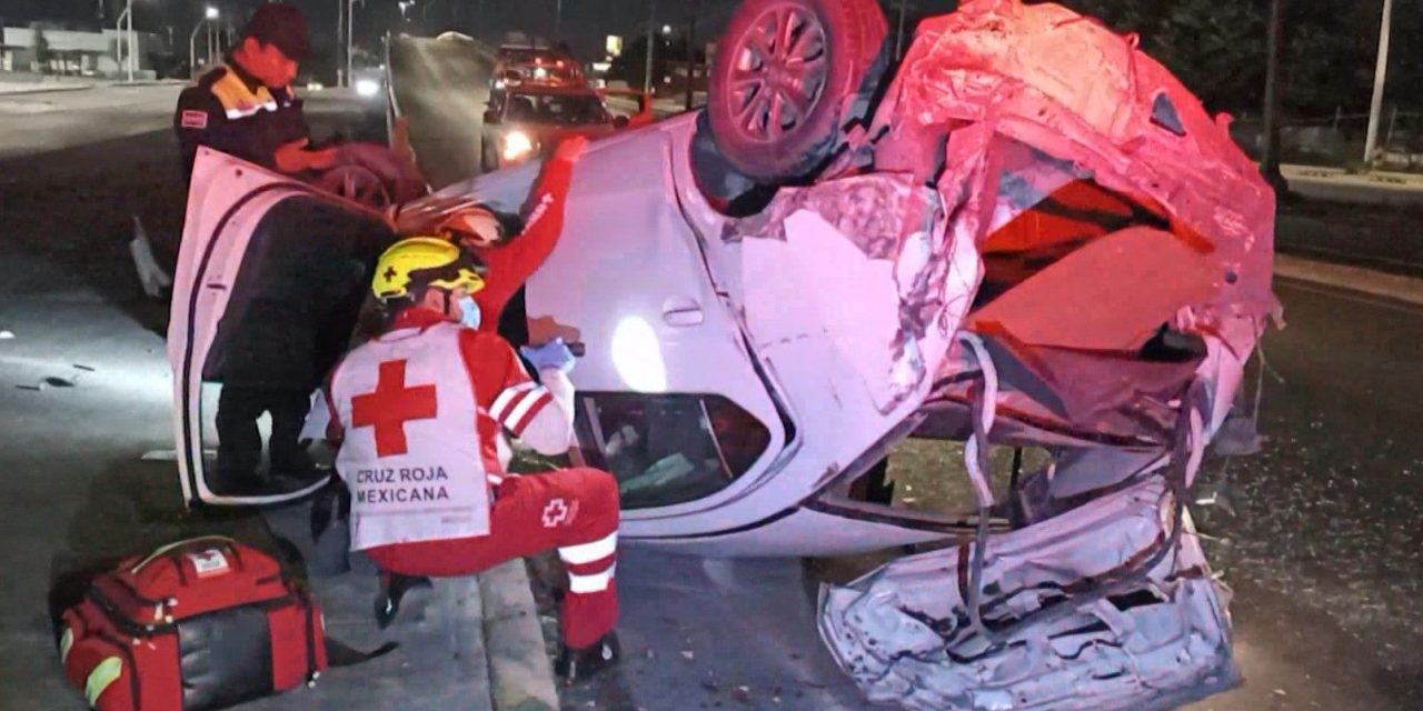 Hombre en estado de ebriedad sufre aparatosa volcadura en Saltillo