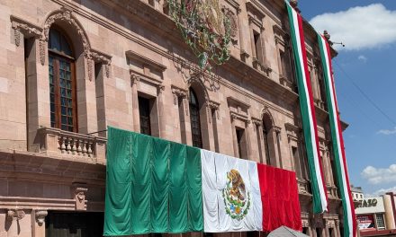 Palacio de Gobierno se torna tricolor con adornos patrios