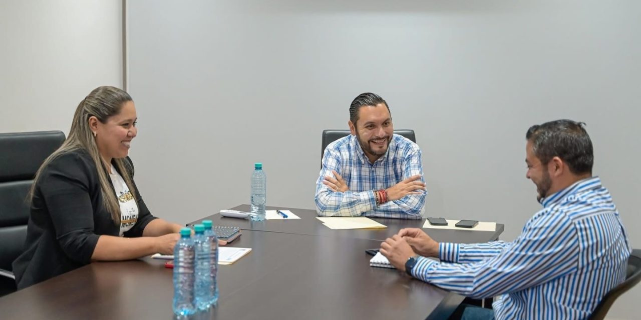 Carlos Villarreal impulsa proyectos educativos con instituciones locales