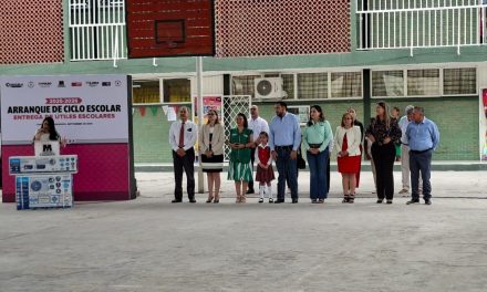 Carlos Villarreal acude a la escuela ‘El Socorro’ para el comienzo de clases