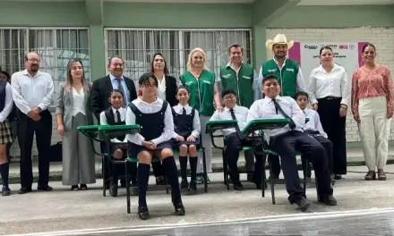 Entregan mobiliario escolar a la secundaria ‘Agustín Terrazas Menchaca’