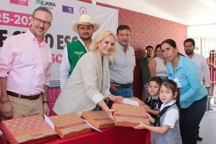 Reparten más útiles escolares en Múzquiz