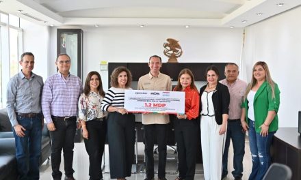 Recibe Emilio de Hoyos donativo para becas