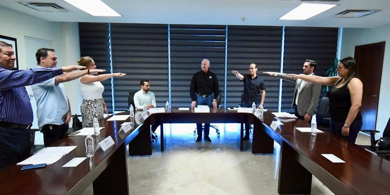 Román Cepeda toma protesta a los integrantes de la Junta Catastral Municipal