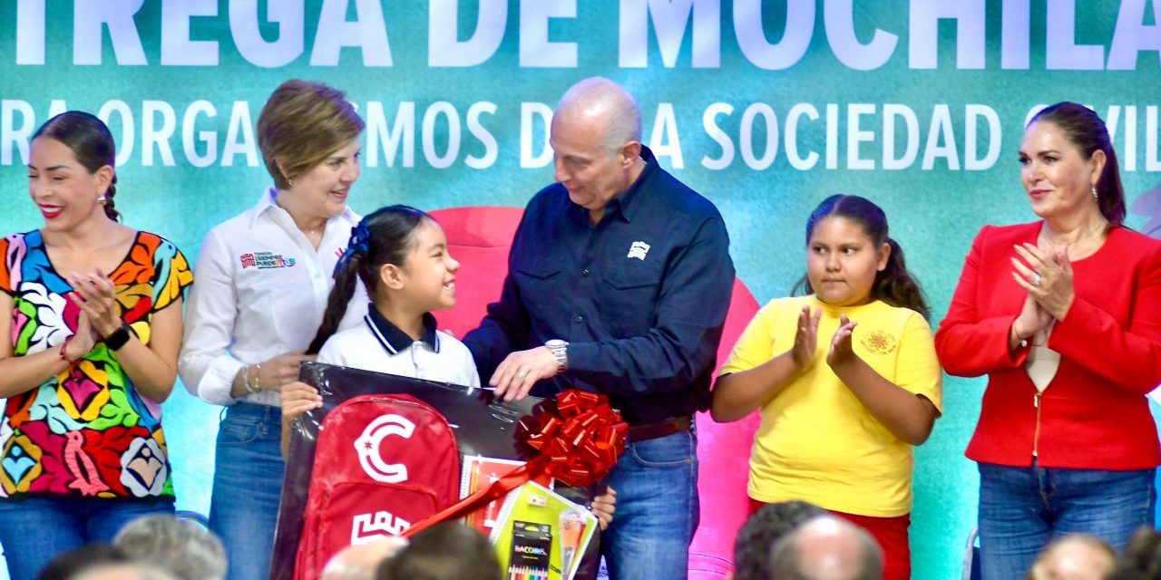 Román Cepeda entrega mochilas a organismos de la sociedad civil