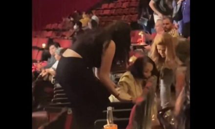 María Antonieta de las Nieves sufre caída en el Teatro de los Insurgentes