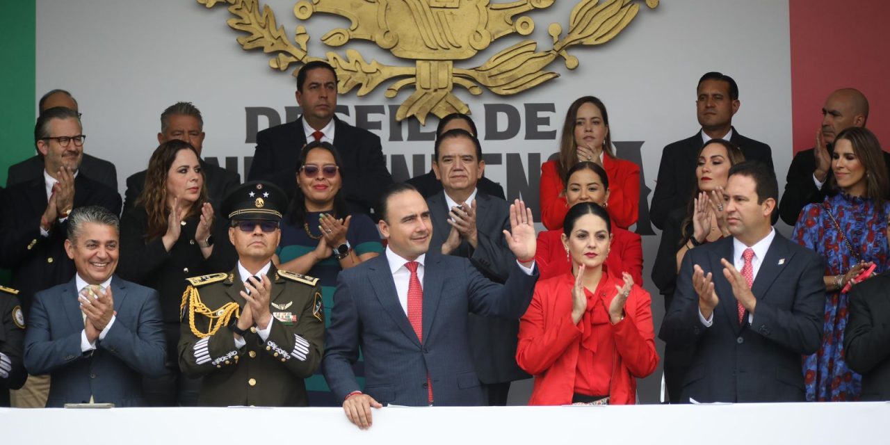 Manolo Jiménez encabeza el desfile por la Independencia de México