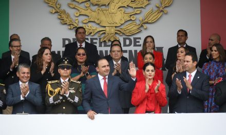 Manolo Jiménez encabeza el desfile por la Independencia de México