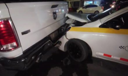 Durante la noche se registra accidente entre taxistas en Saltillo