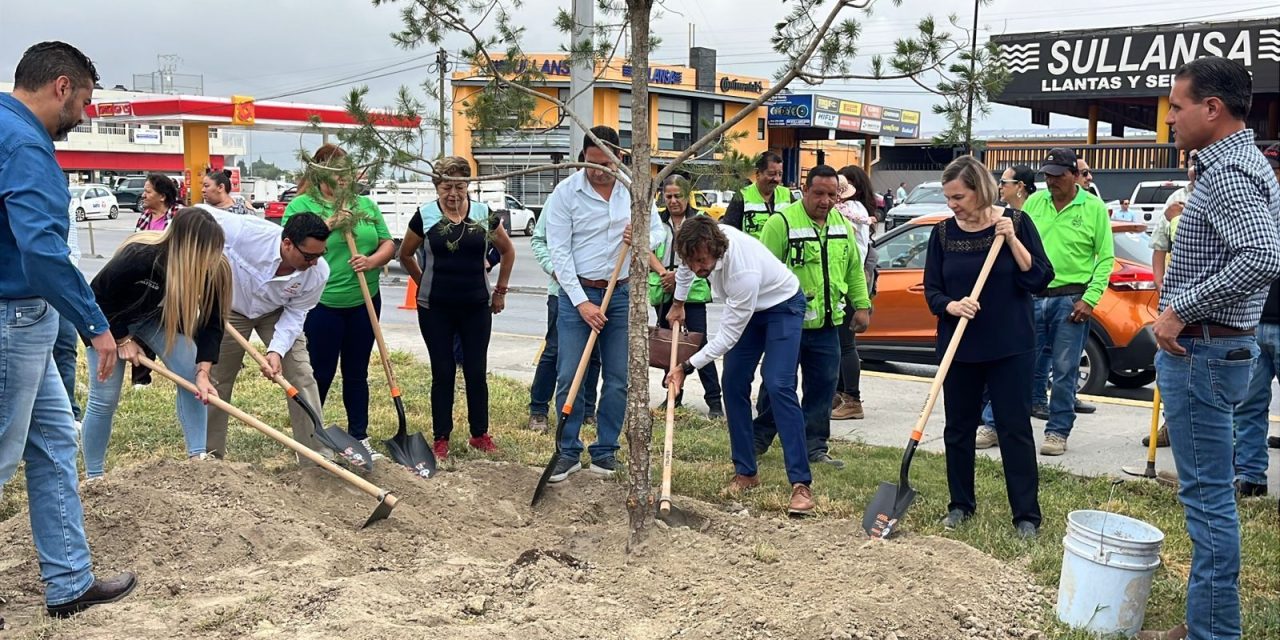 Javier Díaz realiza la plantación del árbol 10 mil