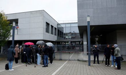 Alumno de 14 años y fan de Hitler apuñala a su maestra en Francia