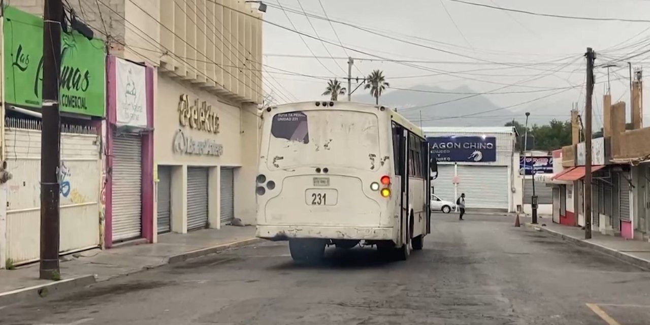 Todavía circulan unidades contaminantes en Saltillo