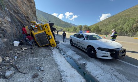 Joven conductor vuelca tráiler tras intento de rebase en la carretera 57