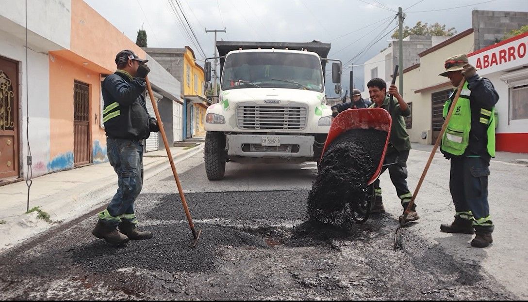 Saltillo: Refuerzan labores de bacheo con aplicación de sella grietas
