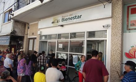 Saltillo: Otra vez, largas filas de adultos mayores para cobrar su Pensión del Bienestar