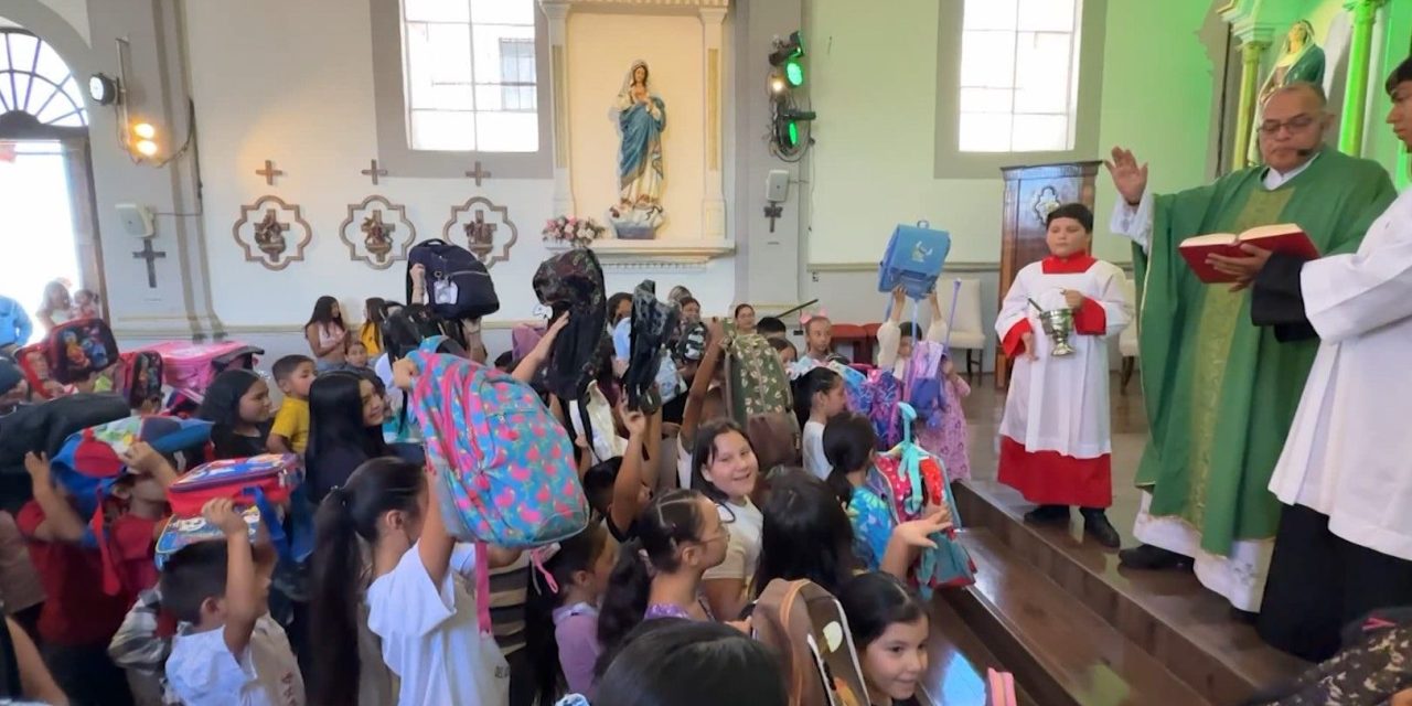 Bendicen mochilas para este regreso a clases