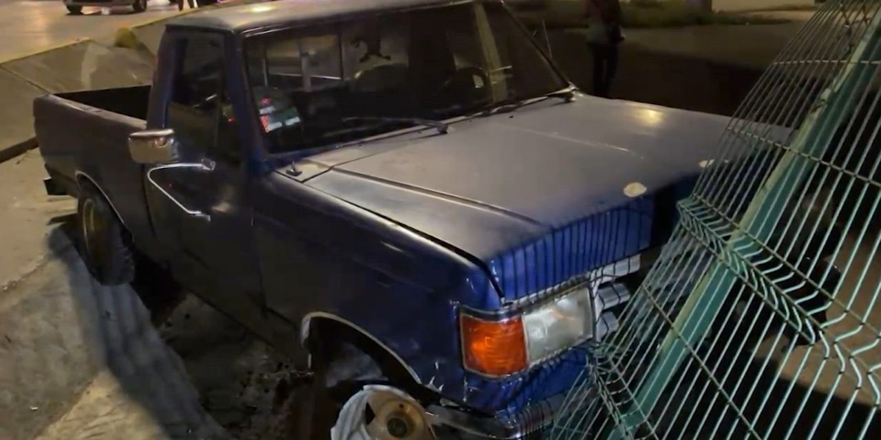 Camioneta termina en un canal pluvial en El Sarape