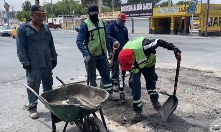 La calzada Antonio Narro al sur de Saltillo recibe rehabilitación por cuadrillas de bacheo