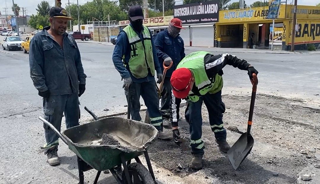 La calzada Antonio Narro al sur de Saltillo recibe rehabilitación por cuadrillas de bacheo