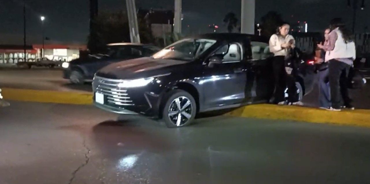 Saltillo: Sube su coche al camellón, conductora acabó tras las rejas