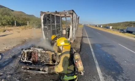 Camión de carga queda reducido a cenizas tras incendio en la Saltillo-Torreón