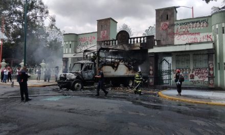 Manifestantes derriban portón del Campo Militar 1 en protesta por Ayotzinapa