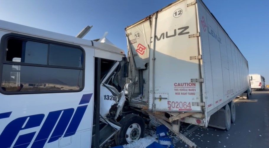 Choque de transporte de personal provoca caos vial en la Saltillo-Monterrey