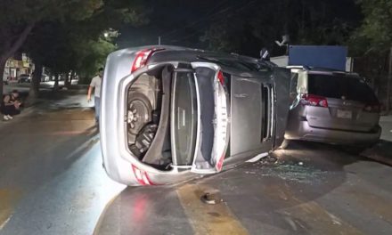 Saltillo: Le cierran el paso y vuelca, accidente dejó cuantiosos daños